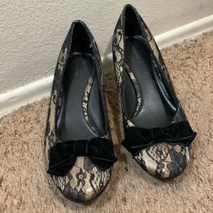 Lace kitten heel